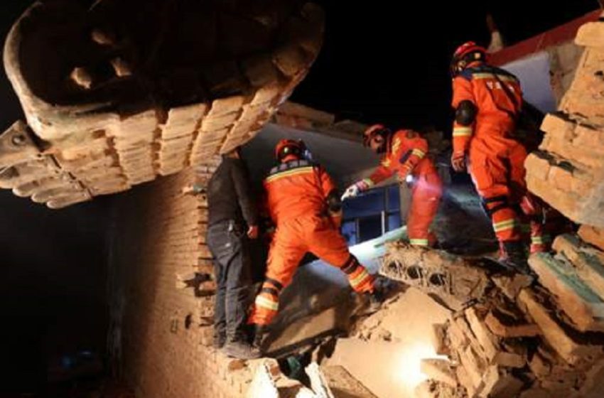  चीनमा भूकम्प : भत्किएका घरबाट १२७ जनाको शव निकालियो