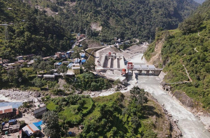  मध्यभोटेकाेसीको सुरुङ परीक्षणको क्रममा चुहियो पानी