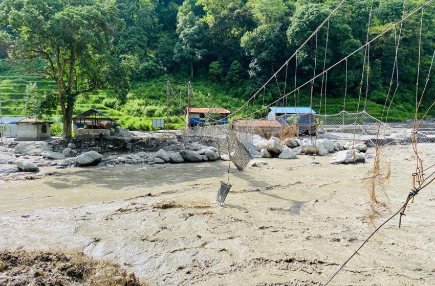  सिन्धुपाल्चोकमा बाढीको बितण्डा (हेर्नुहाेस्, ६ तस्बिरमा)