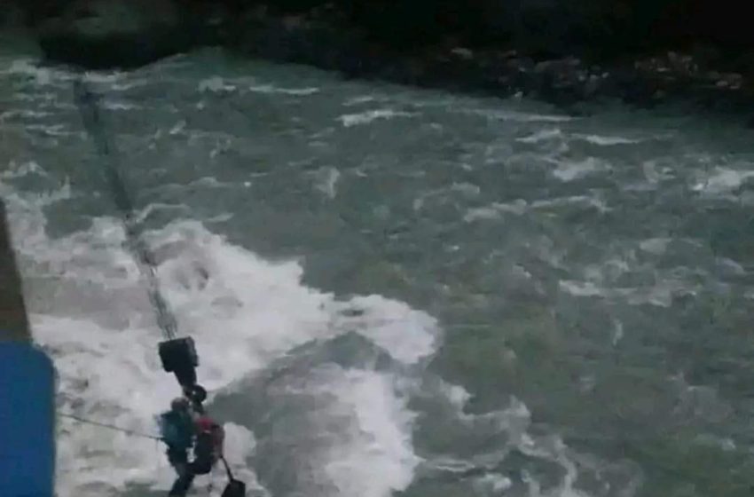  भोटेकोसीमा खसेको बोलेरामा थिए पुरुष र महिला, नदीमा भए बेपत्ता