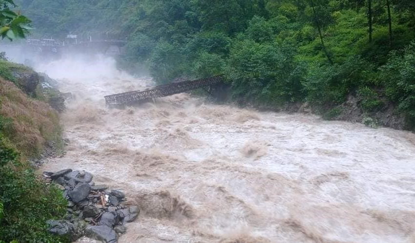  सिन्धुपाल्चोकमा बाढीपहिरो : ६ को मृत्यु, चार बेपत्ता, लार्चा पुल बगायो 