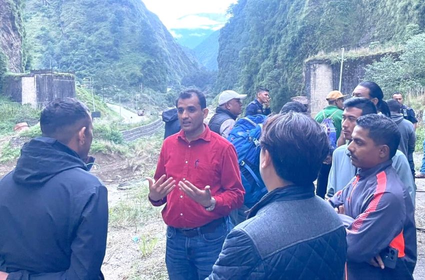  बाढीपहिरोपछि लण्डन भ्रमण छोडेर प्रभावित क्षेत्रमा सांसद सापकोटा