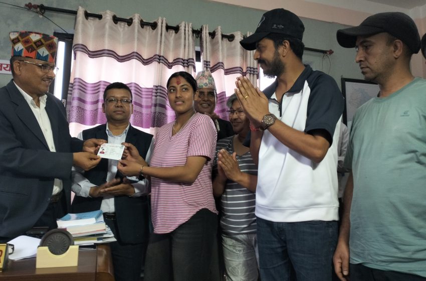  १४ वर्षपछि पहिचानको उज्यालो : स्वस्तिकाले पाईन् अभिभावकसँगै नागरिकता