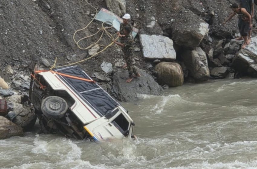  बलेरो भोटेकोसीमा खस्दा चालक र सहचालक बेपत्ता